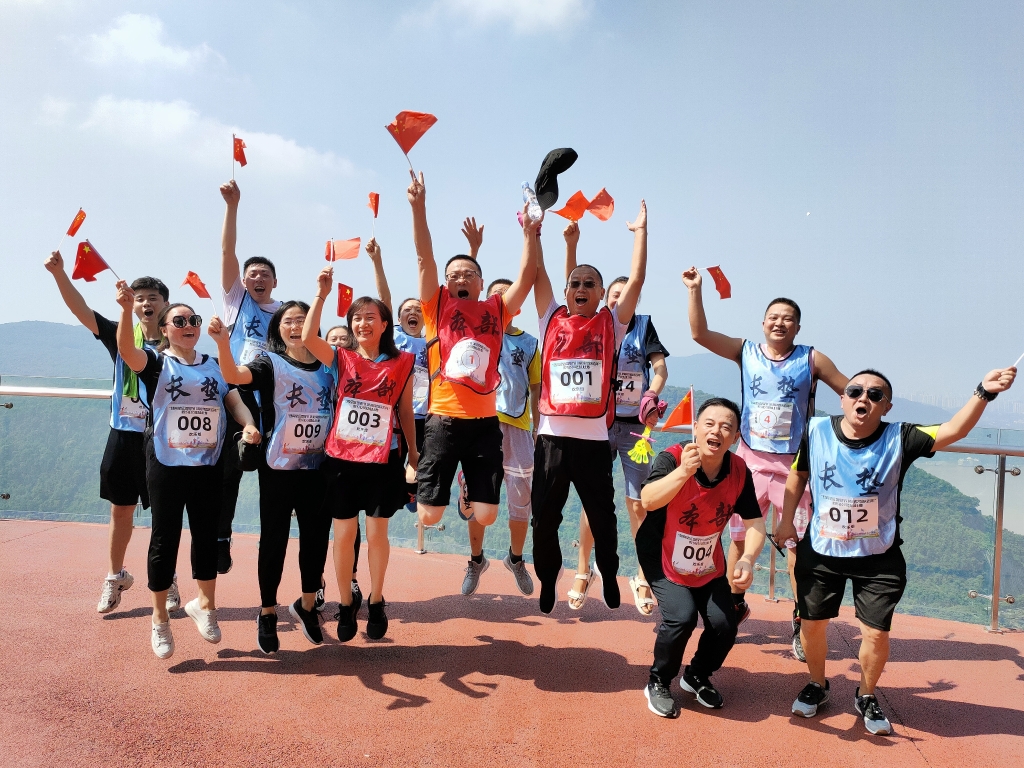 9月22日，，股份公司开展“登高望远贺双节 沐浴党恩庆百年”爬山角逐活动、、