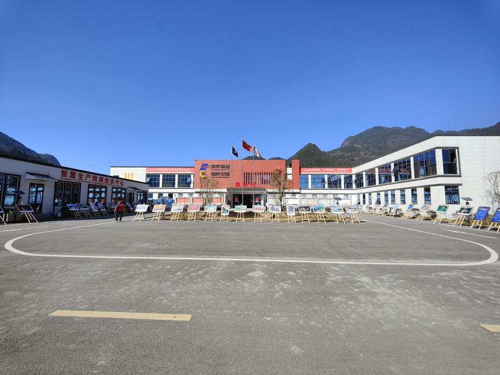 2022年11月14日，，，重庆壹定发公路建设史上摄影展首次走进建设工地——巫云开公司组织“贯彻落实党的二十大精神 起劲开创巫云开建设新时势——巫云开壹定发摄影巡展”。。 (1)