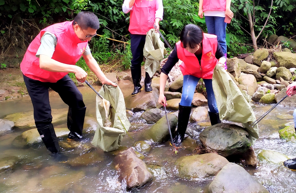 5.27日，为了提倡“人与自然协调共生”，天城治理中心党支部与天城镇诗仙社区党支部开展共建活动，组织青年党员自愿者前往万州区天城镇永生河流域周围整理 ( (5)